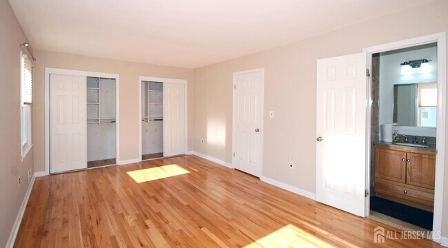 Building Photo - 7 Gardenia Ct