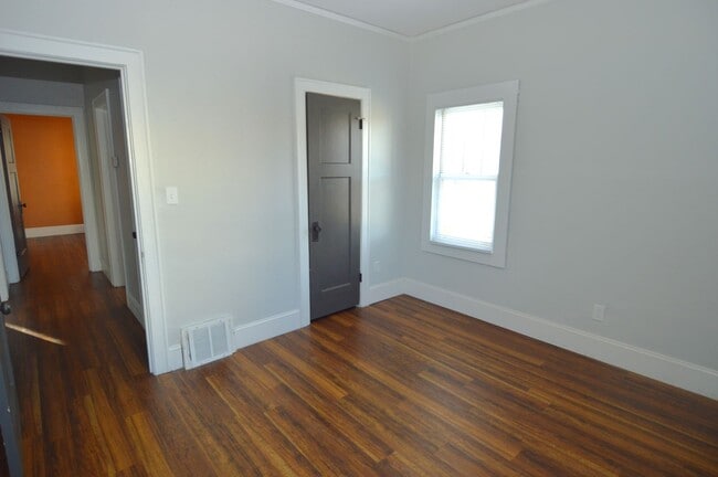 Building Photo - Spacious 4 Bed 2 Bath Home Lots of Storage