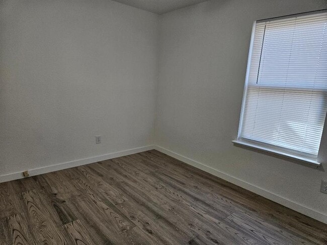 Building Photo - 1511 W Mesa Park Dr