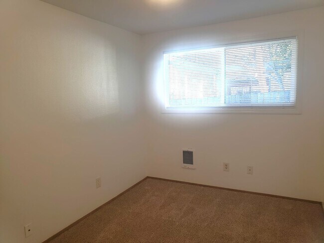 Building Photo - Inner SE Portland Duplex in Brooklyn!