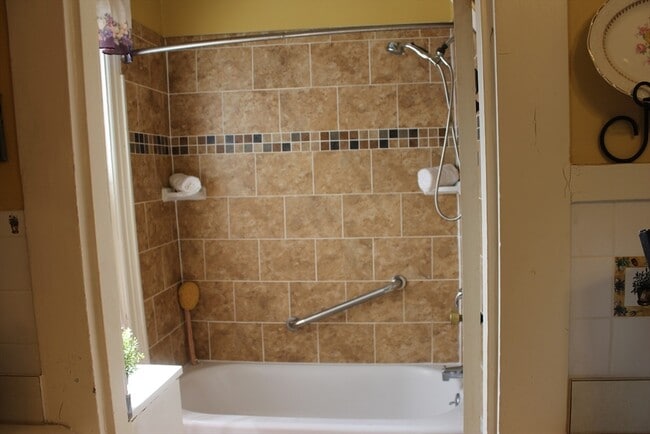 Building Photo - 112 Cottage St