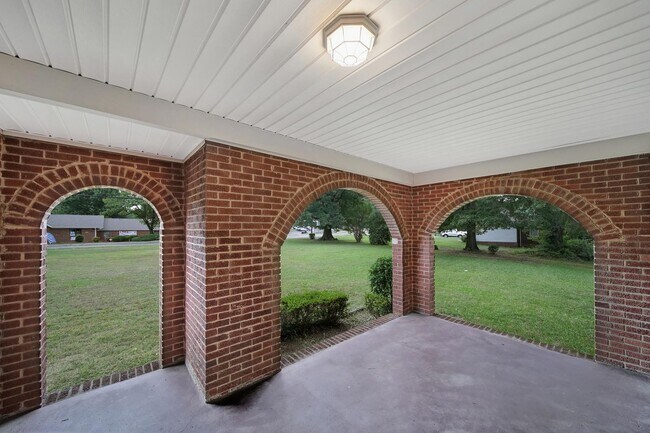 Building Photo - Lovely Brick Ranch Home Close to Uptown Ch...