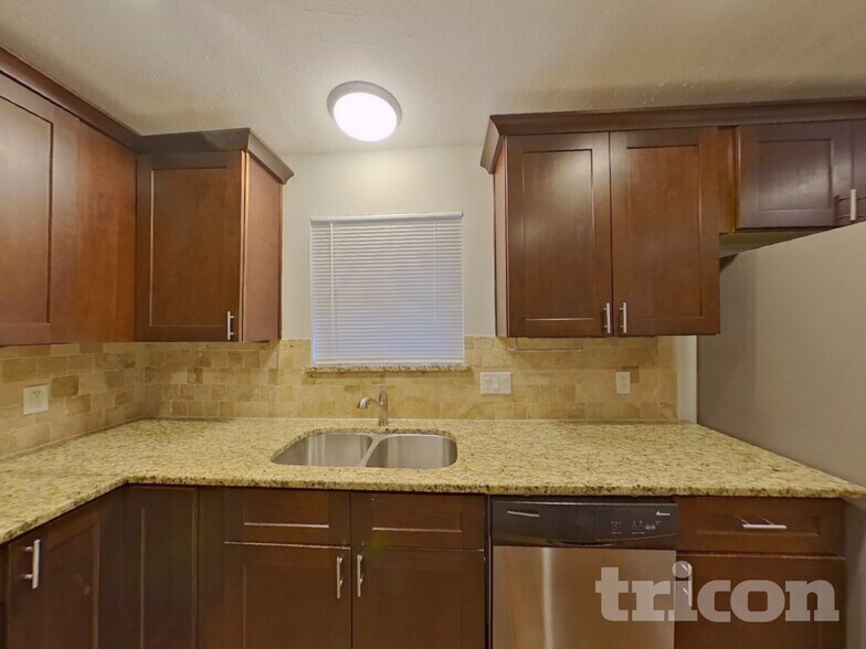 Building Photo - 126 Tharp St