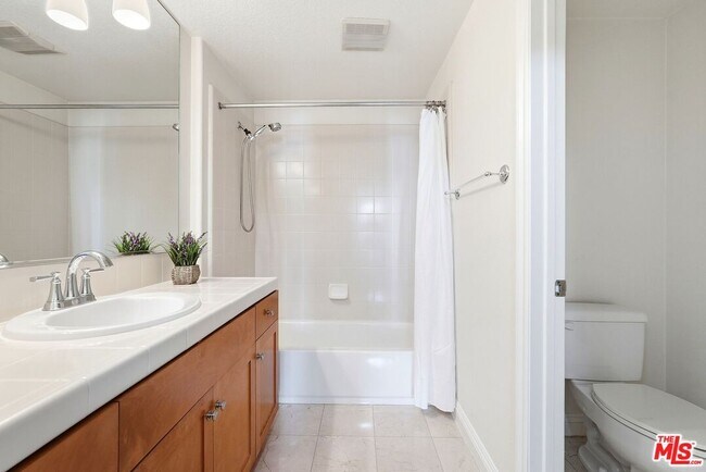 Building Photo - 5831 Seawalk Dr