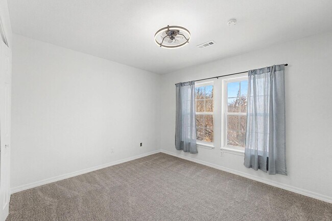 Building Photo - Deavila - Walnut Valley