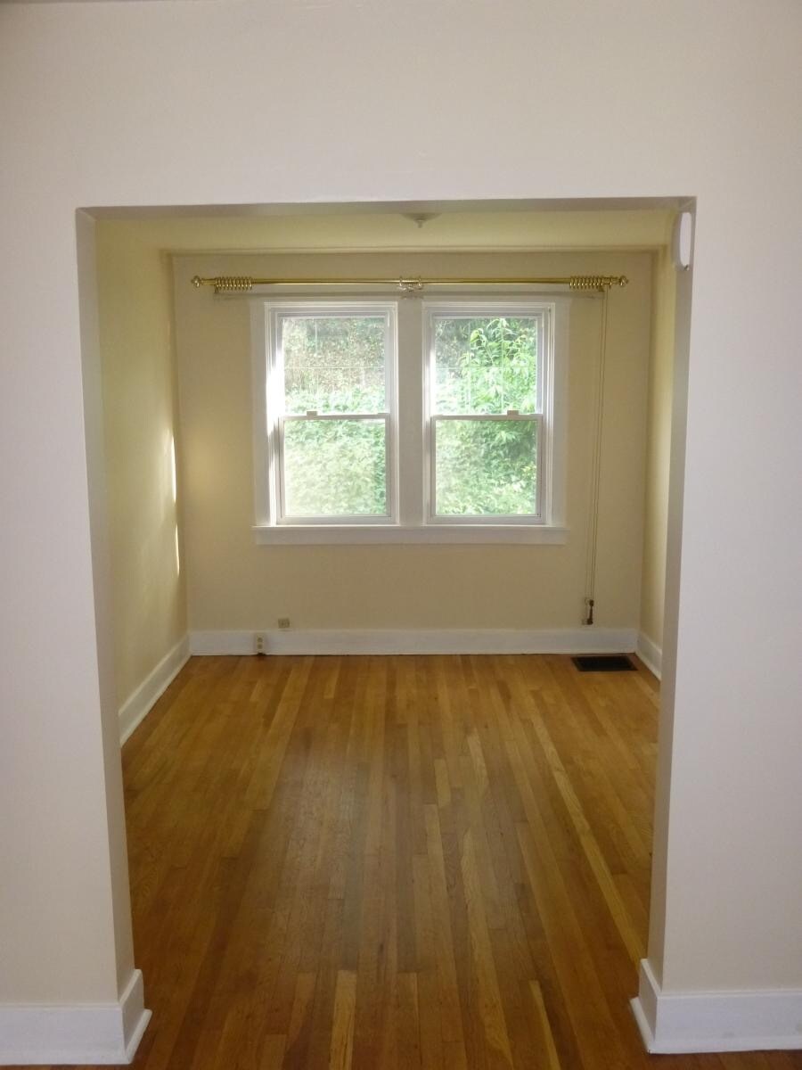 Building Photo - 940 Mirror St