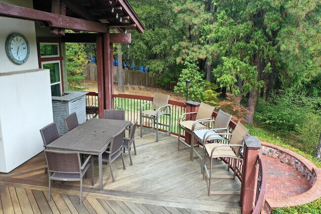 Building Photo - Don't miss this amazing opportunity to rent a higher end home nestled in the trees in the coveted...