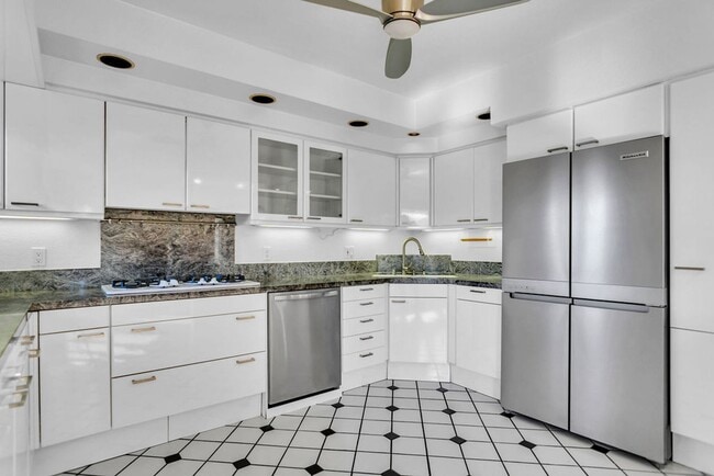 Building Photo - Great two story home in Pacific Beach close to the bay!