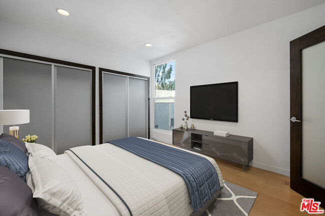 Building Photo - 8550 Holloway Dr