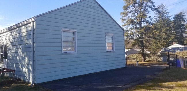 Building Photo - 4-Bedroom Ranch Next To Western New Englan...