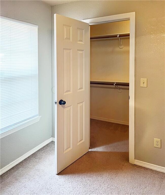 Building Photo - 2827 N Cassius Ln