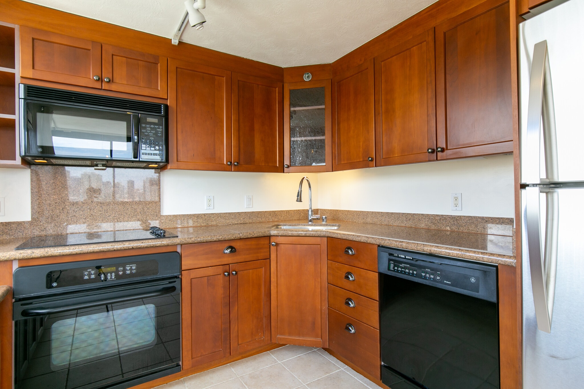 Building Photo - 343 Hobron Ln