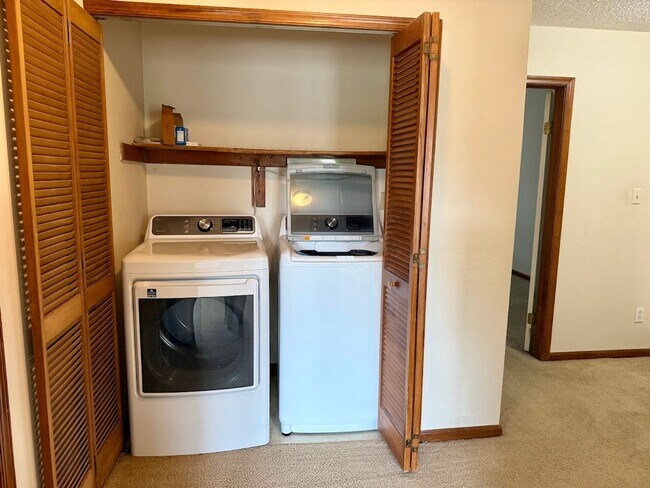Building Photo - Stunning 3-bedroom Townhome in Heart of Vi...
