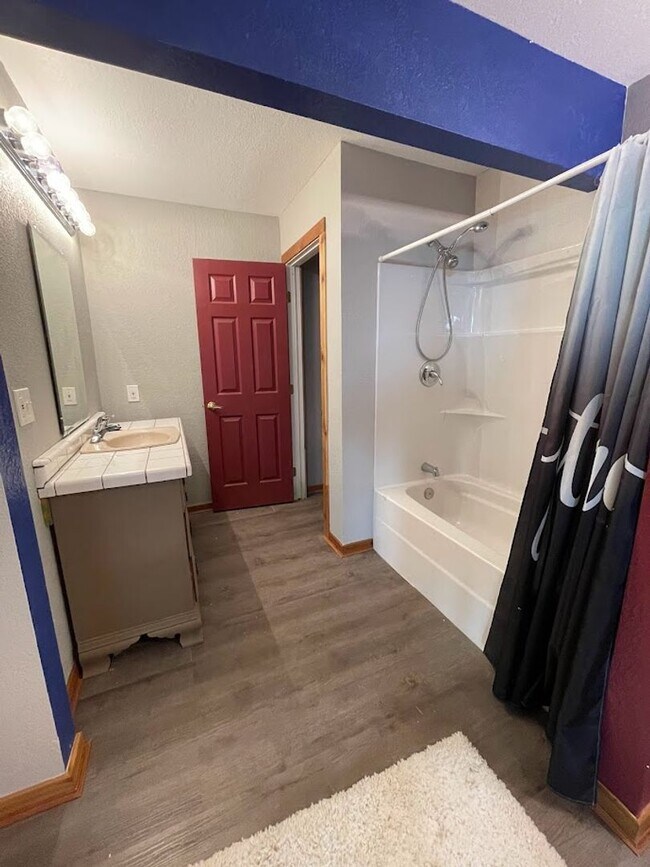 Building Photo - NEW ON MARKET // ALL BILLS PAID !
