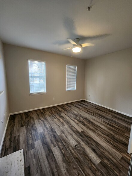 Large bedroom. Ceiling fan. West facing windows. High ceilings. - 5559 glenridge dr,