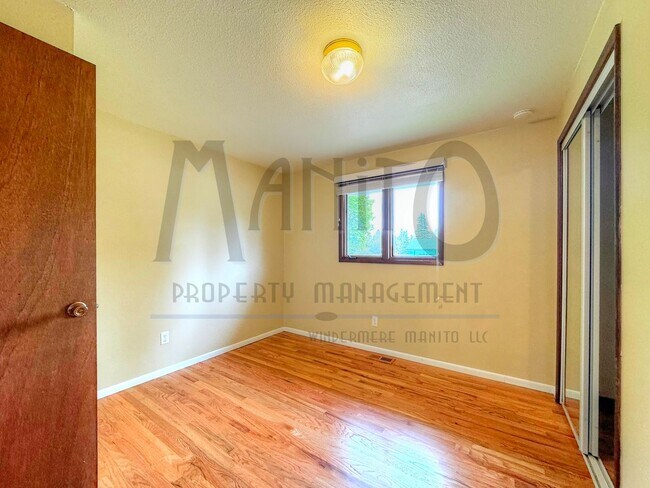 Building Photo - Entertainers Dream Home