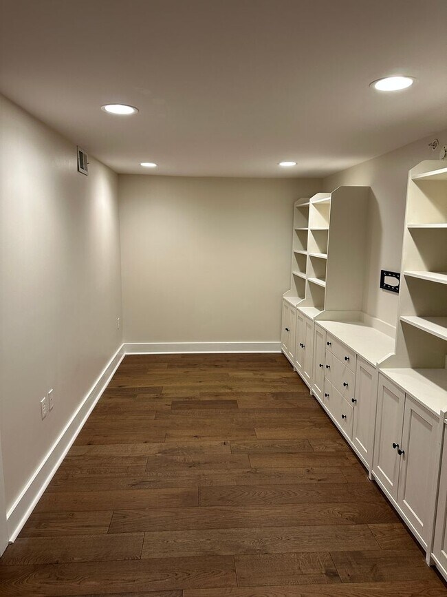 Building Photo - Desirable Nettleton rare vacancy 2 Bd  2.5 baths, 2 parking space are included one in covered  ga...