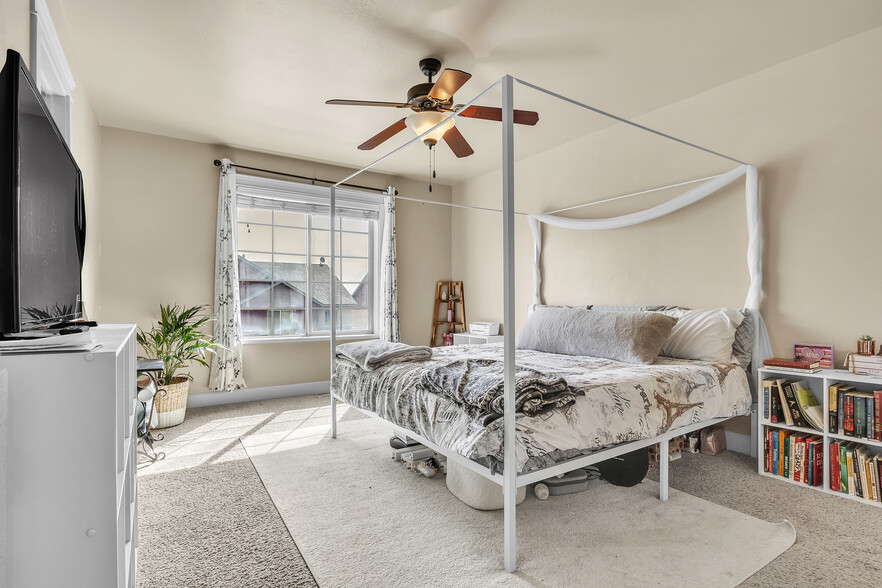 Primary Bedroom - 1273 N Baycrest Dr