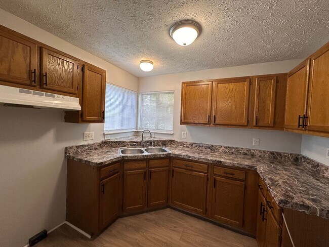 Building Photo - Beautiful 3 bed (Possibly 4 bed) with 2.5 baths Home located in Warren Township