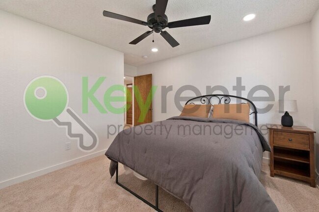 Building Photo - 9635 Oak Leaf Way