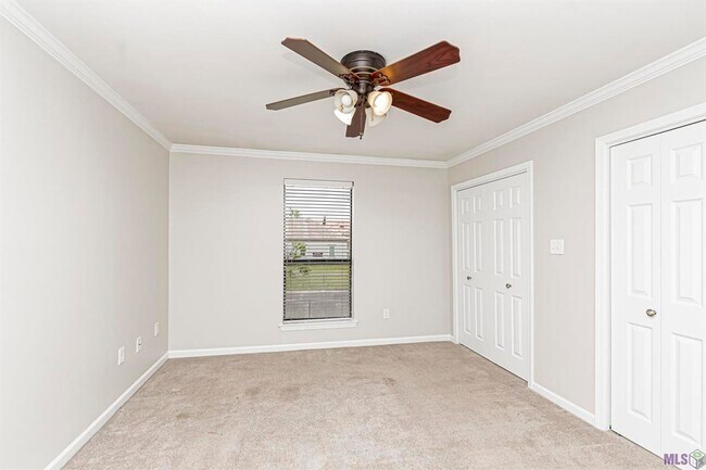 Building Photo - 2 Bedroom Townhome off Jefferson & Bluebonnet Blvd- Pet Friendly