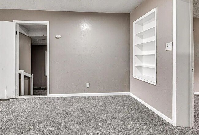 Building Photo - 3-Bedroom Available!