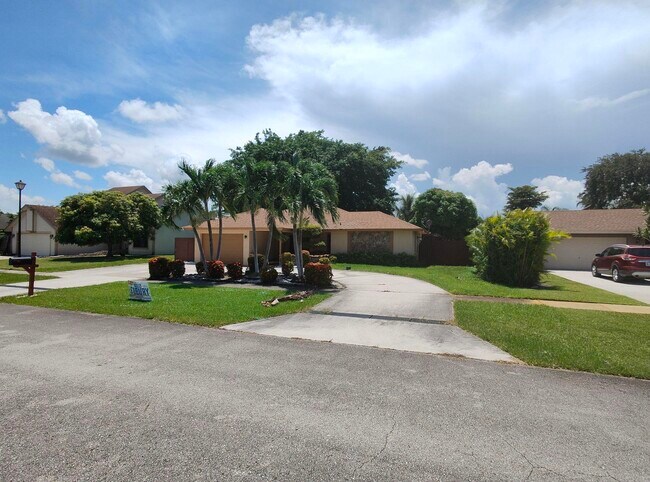 Building Photo - 616 White Water Dr