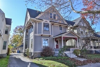 Building Photo - 739 University Ave