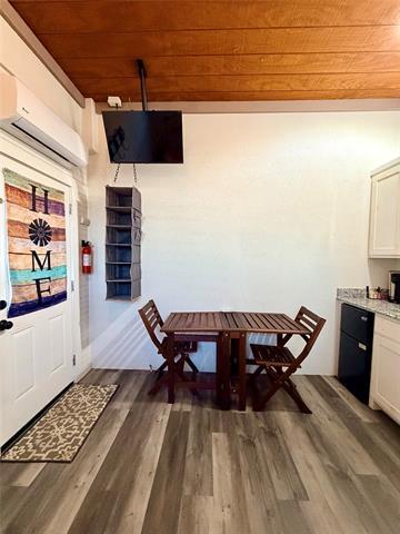 Building Photo - 925 Honeysuckle Ln