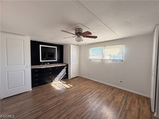 Building Photo - 121 Coachlight Ln