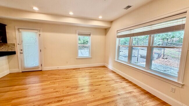 Building Photo - 865 Lagrange St