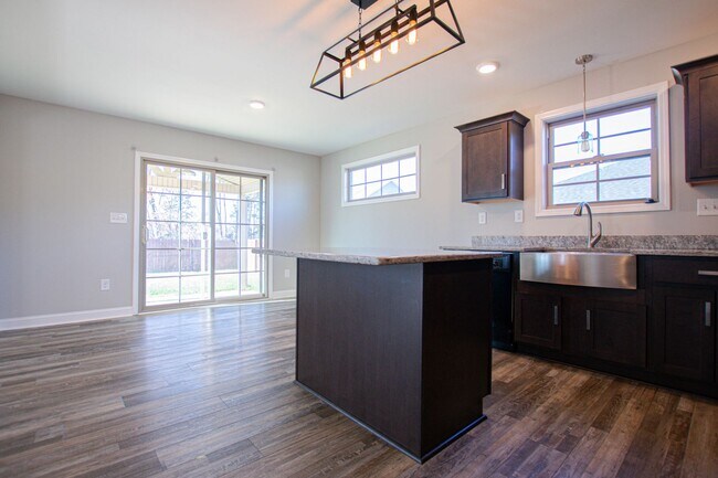 Building Photo - Pet Friendly Four Bedroom!