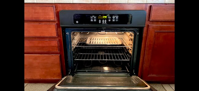 Building Photo - Super Great Deal on this fully furnished 4 BD 2 BA house with a Pool and Solar