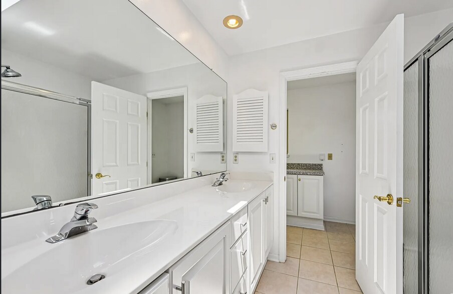 Building Photo - 902 Brentford Dr