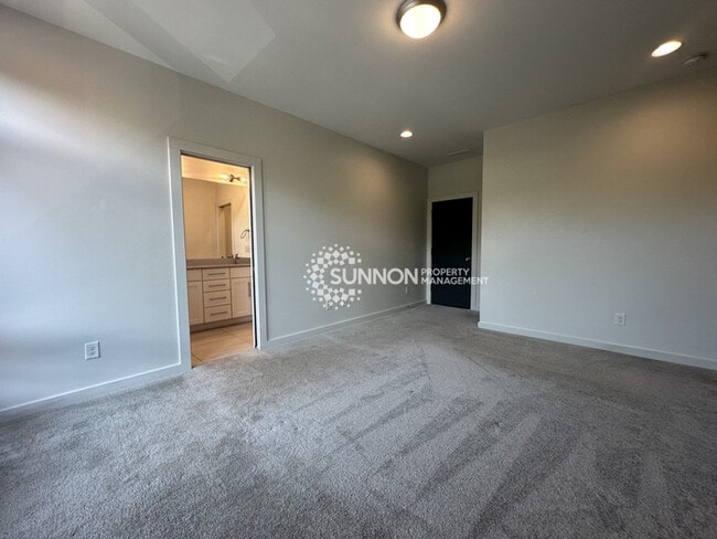 Building Photo - 3 Bed 3.5 Bath Townhome in NODA