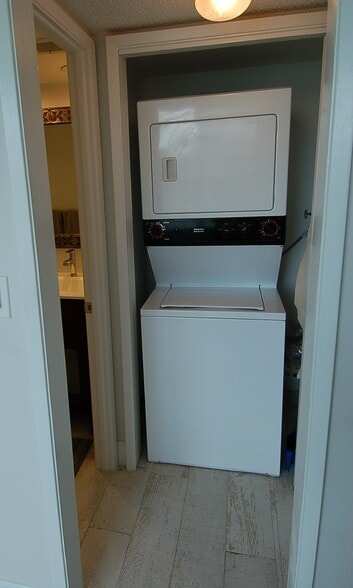 Building Photo - 575 Oaks Ln