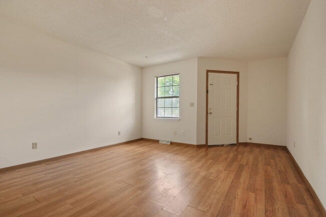 Building Photo - 3 Bed 2 Bath unit Close to Downtown