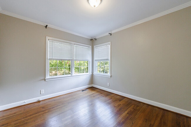Building Photo - 2311 Pembrook Pl NE