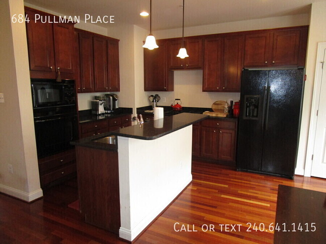 Building Photo - 684 Pullman Pl