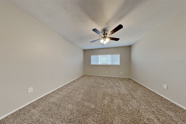 Building Photo - 21606 Crescent Heights St