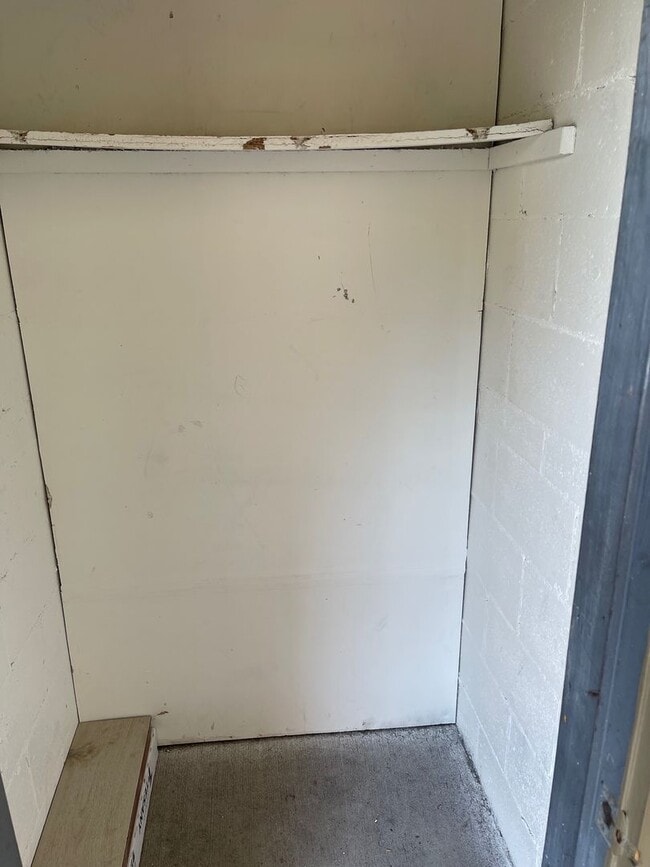 Building Photo - Large 2 Bedroom, 1 1/2 Bathroom Condo Available Immediately!