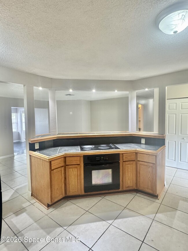 Building Photo - 2444 Victor Rd