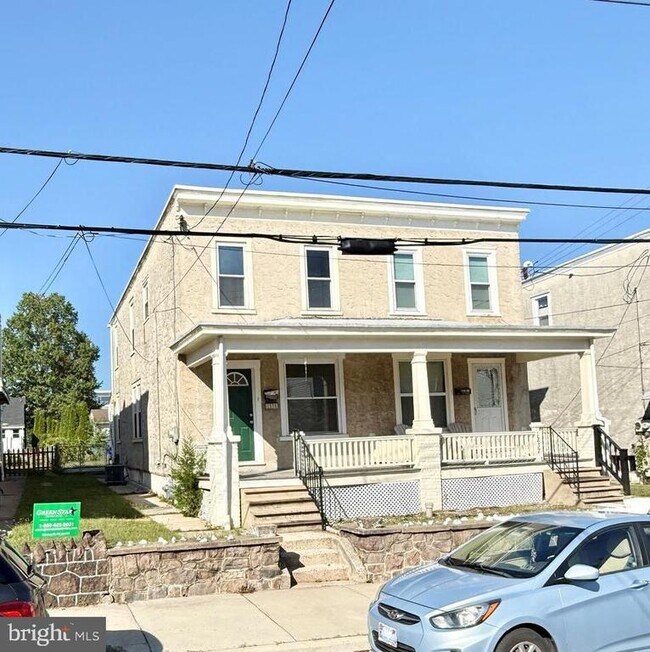 Building Photo - 1235 Maple St