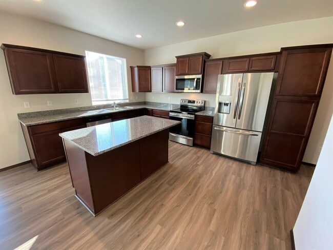 Building Photo - Newer, Spacious 5 Bedroom 3 Bed House!