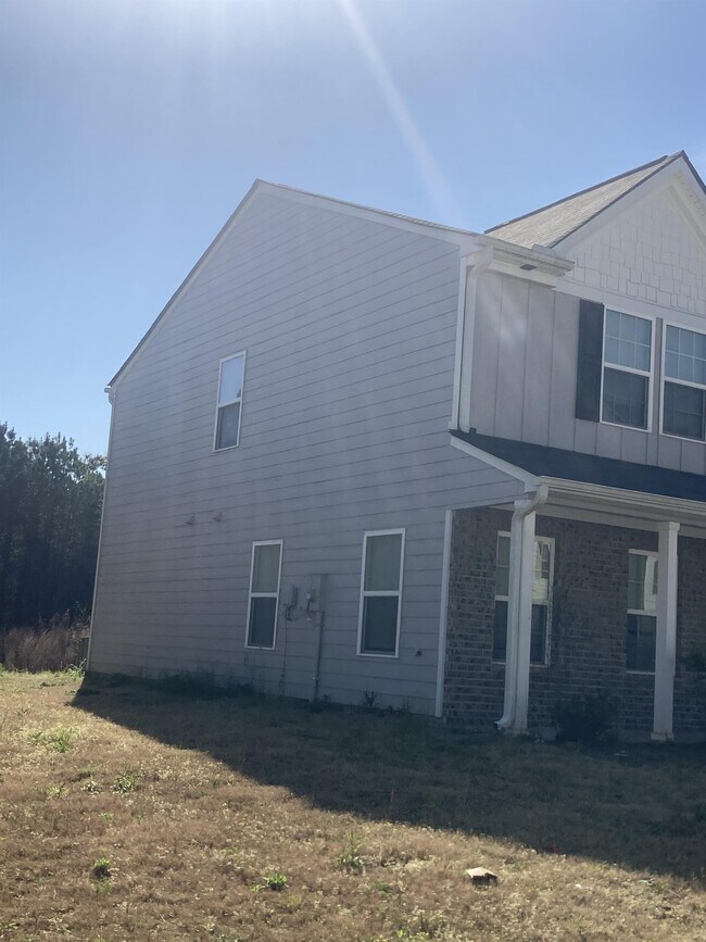 Building Photo - 2545 Piering Dr