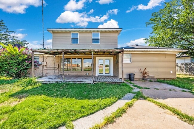 Building Photo - 5 Bedroom