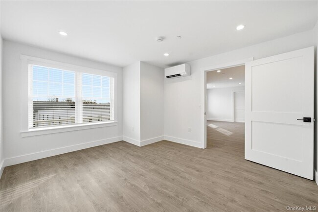 Building Photo - 180 Deer Park Ave