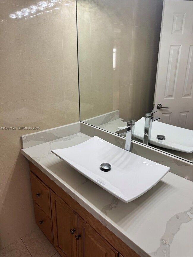 Building Photo - 14421 N Kendall Dr