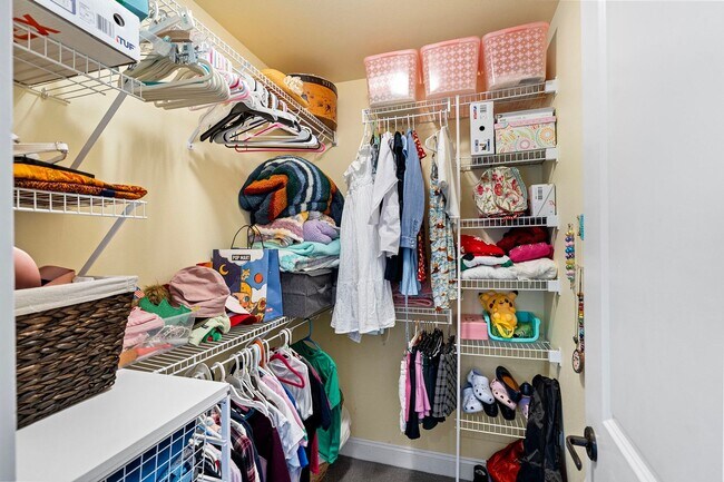 Building Photo - Custom Craftsman Estate on 1.5+ Sun-drenched Acres