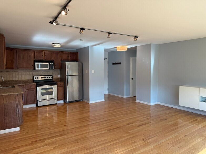 Kitchen - 1255 N Sandburg Ter